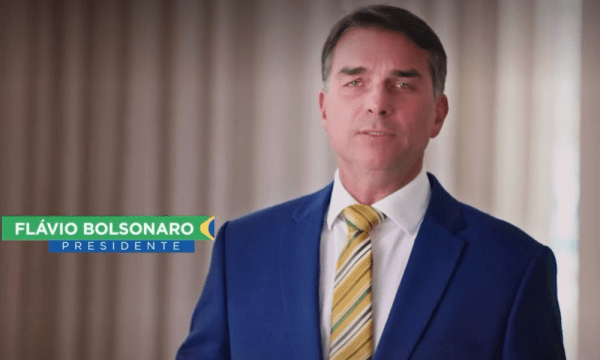 Flávio se identifica como presidente e faz pronunciamento à nação