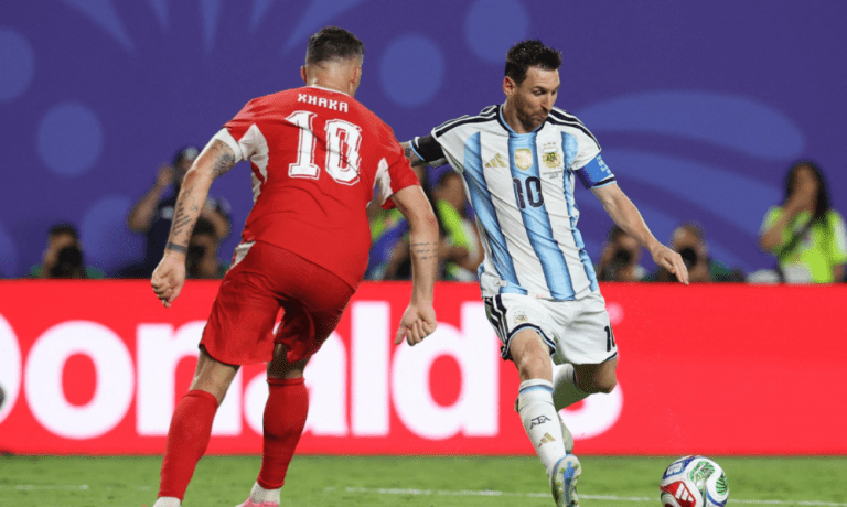 Granit Xhaka marcando Lionel Messi durante partida da Copa do Mundo