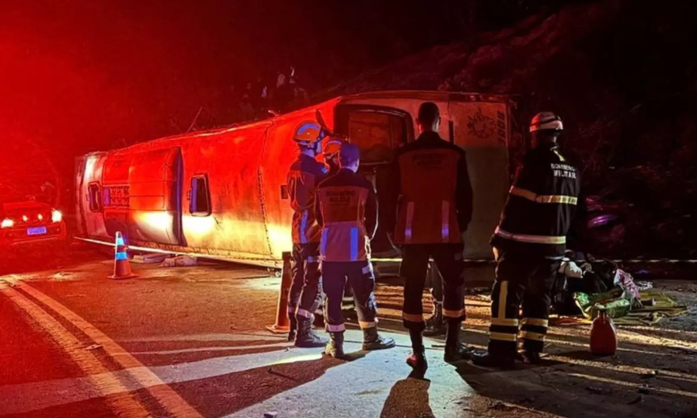 Acidente com ônibus de turismo deixa três mortos em rodovia no Espírito Santo