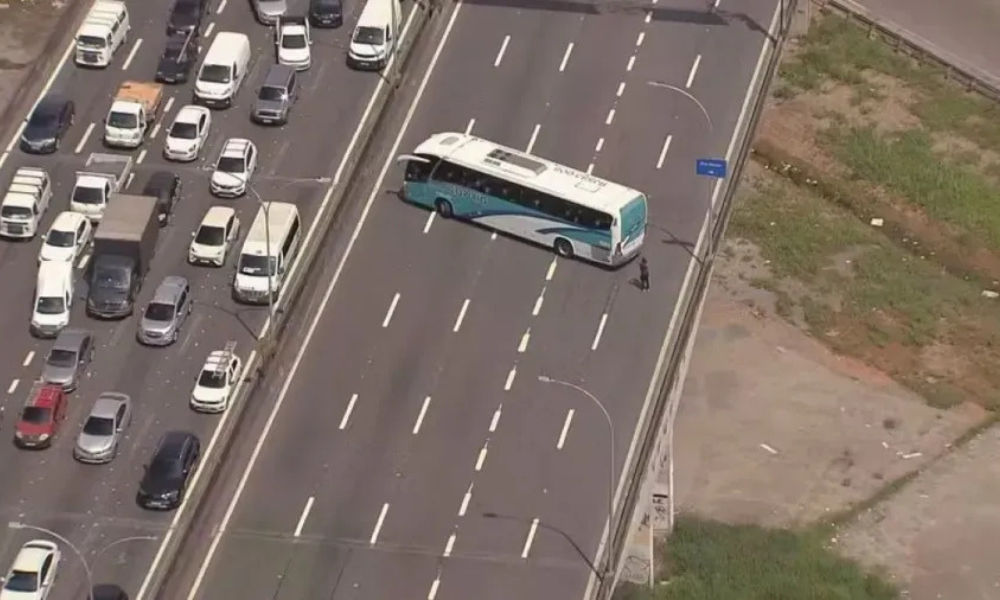 Criminosos usam ônibus escolares como barricadas na Linha Vermelha, no RJ