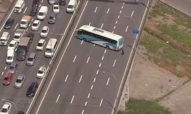 Criminosos usam ônibus escolares como barricadas na Linha Vermelha, no RJ