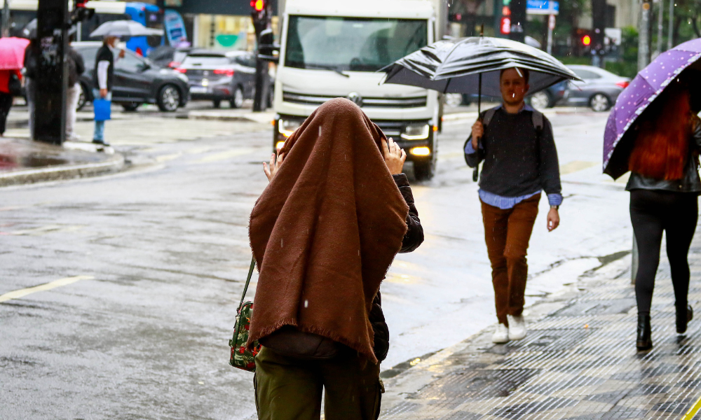 Defesa Civil do Estado de São Paulo alerta para chuva forte com possibilidade de rajadas de vento e granizo nesta quarta-feira (9)
