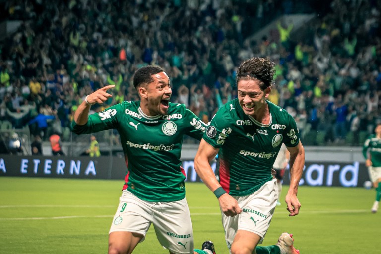 Giay, do Palmeiras, comemora o seu gol na partida de ida entre Palmeiras e LDU válida pelas quartas de final da Copa Libertadores 2026