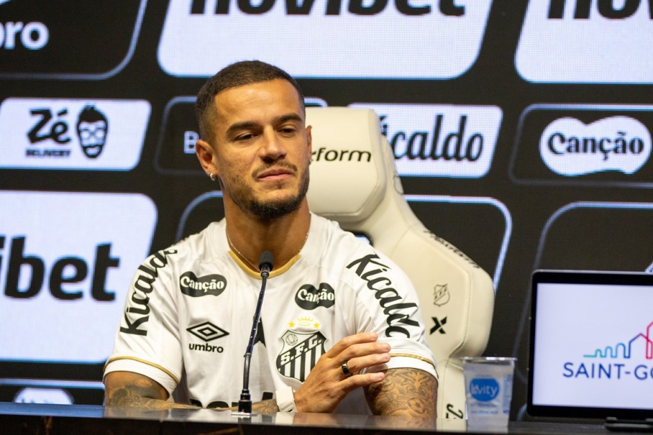 SP - FUTEBOL/SANTOS - GERAL - O Santos FC realiza coletiva de imprensa para apresentação oficial do lateral-direito Rodinei que estava no Olympiacos, da Grécia, assinou com o Peixe um contrato válido até dezembro de 2027 e Philippe Coutinho meio-campista até o final da atual temporada. 14/09/2026 - Foto: MARCOS SILVA/FOTOARENA/FOTOARENA/ESTADÃO CONTEÚDO