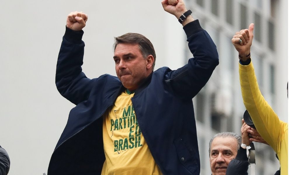 Ato de Flávio Bolsonaro na Paulista é marcado por oração e pedidos de esclarecimento de Moraes