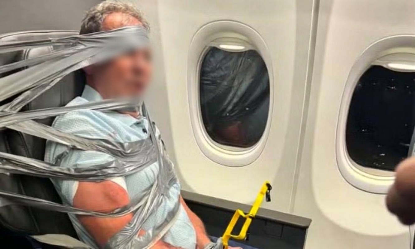 Homem é preso à poltrona de avião com fita adesiva após ataques racistas em voo nos EUA