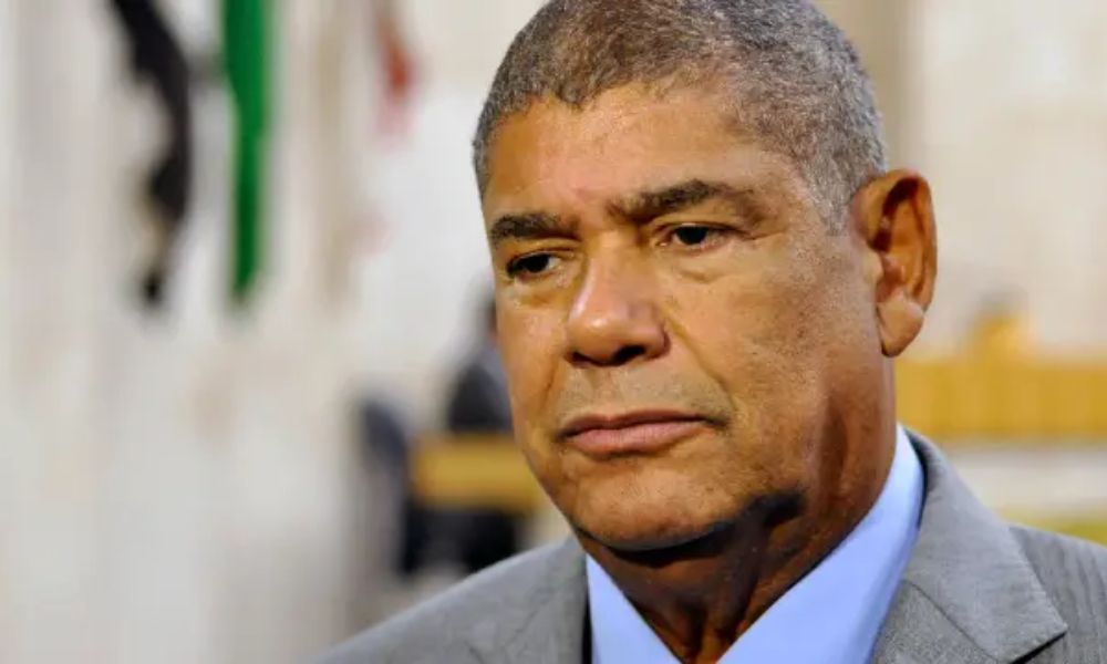‘Passagem secreta’ e mais de R$ 700 mil: o que a polícia encontrou na casa de Milton Leite