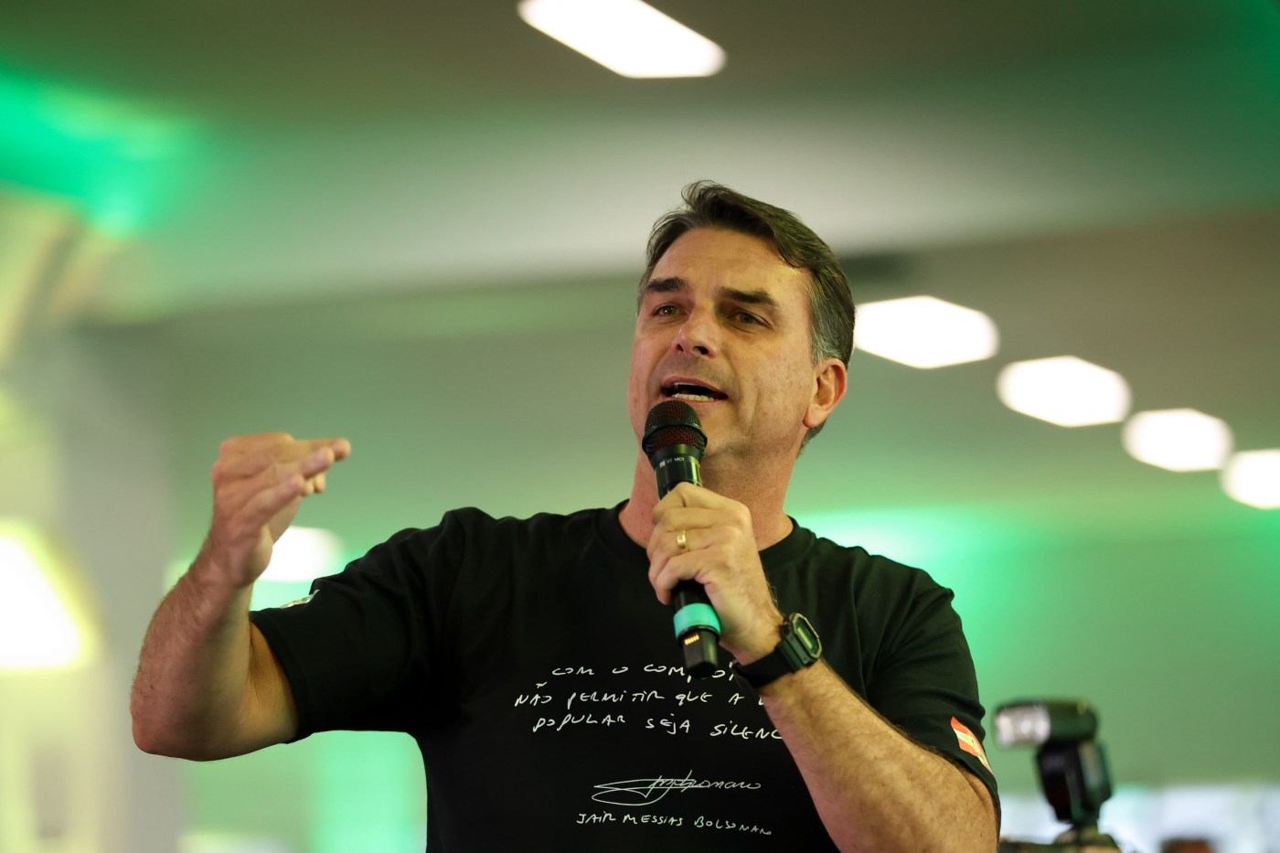 Flávio Bolsonaro diz que terá relação pragmática com China se eleito