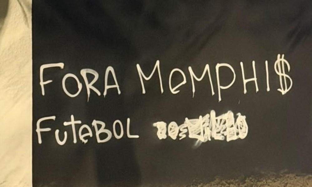 Torcida do Corinthians protesta, picha muros da sede e pede saída de Memphis