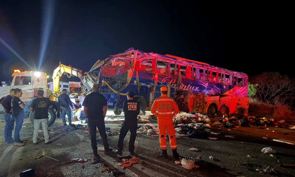 Acidente entre ônibus e carreta mata seis e deixa 43 feridos em Minas Gerais