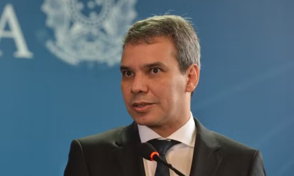 Mendonça intima ministro da Justiça a se manifestar sobre afastamento de Andrei