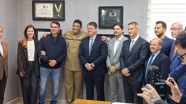 Tarcísio de Freitas troca desfile de 7 de setembro por encontro na Igreja Mundial
