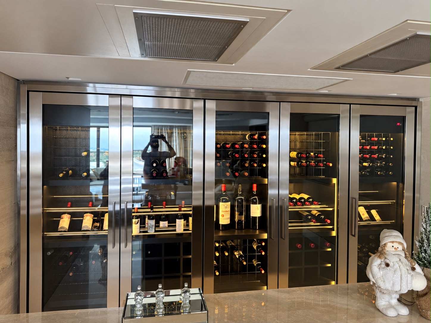 PF encontra adega com 150 garrafas e vinhos de até US$ 15 mil em cobertura ligada a Vorcaro