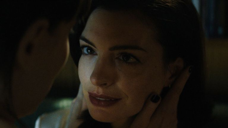 Anne Hathaway, em Verity
