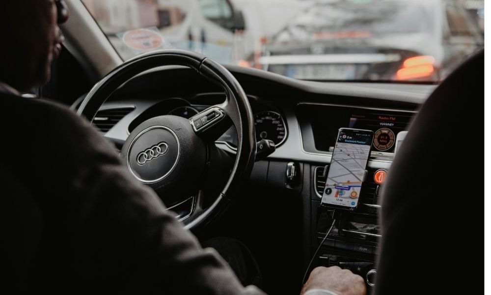 Polícia investiga caso de jovem que saltou de carro em movimento para fugir de sequestro no RJ