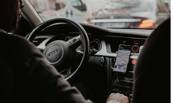 TSE proíbe propaganda política em carros de aplicativos durante as eleições