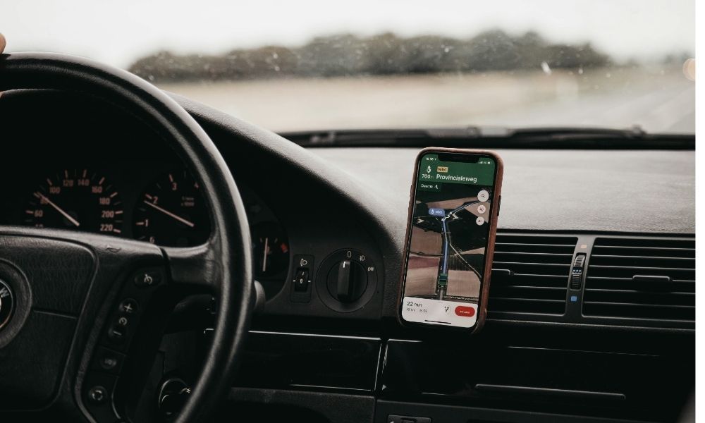 Adolescente é arrastada após motorista de aplicativo tentar fugir com troco