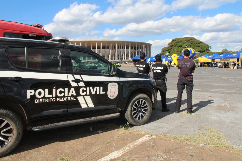 Mulher é encontrada morta com os pés amarrados, carbonizada e nua em mata no DF