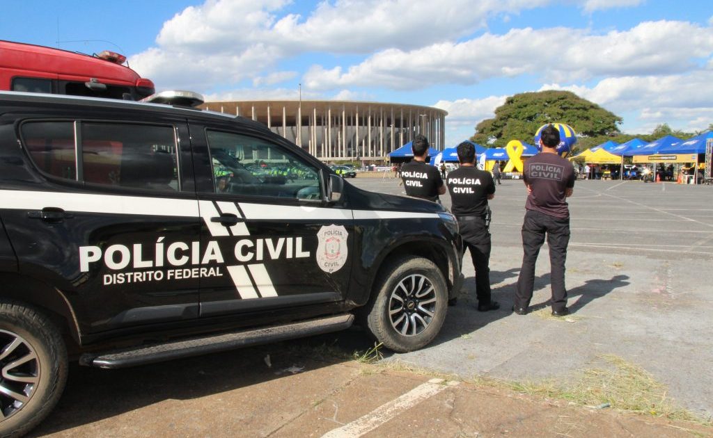 Mulher é encontrada morta com os pés amarrados, carbonizada e nua em mata no DF - Foto