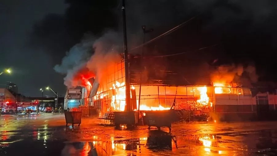 Incêndio atinge galpão da Ceagesp em São Paulo e mobiliza 16 viaturas