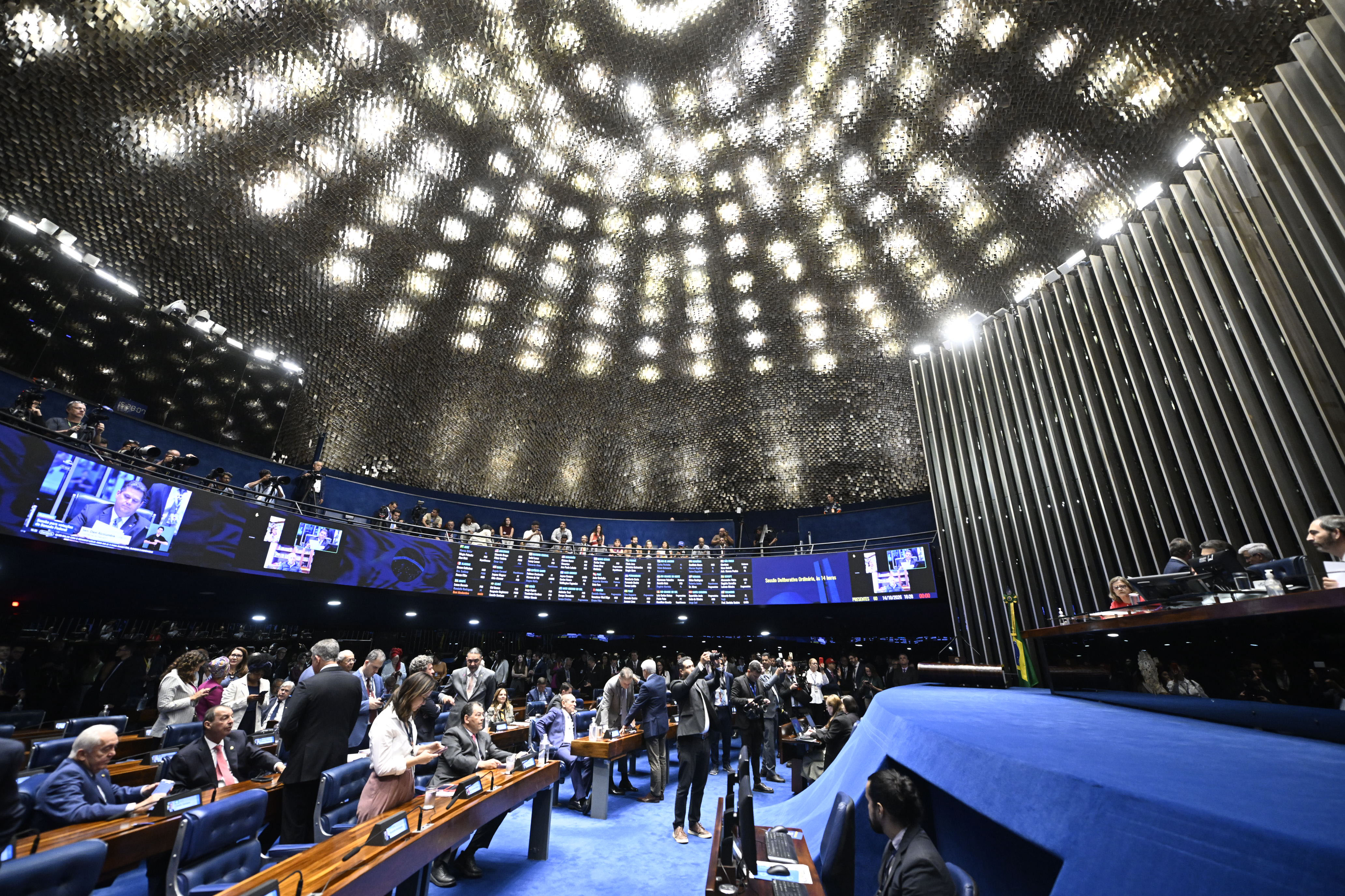 Votação da PEC 6x1 começa com plenário esvaziado no Senado