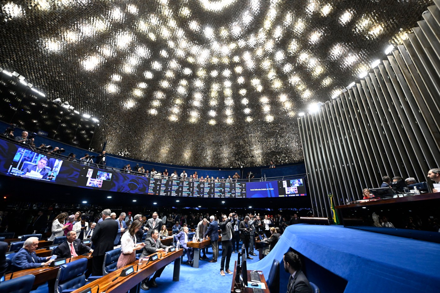 Votação da PEC 6×1 começa com plenário esvaziado no Senado