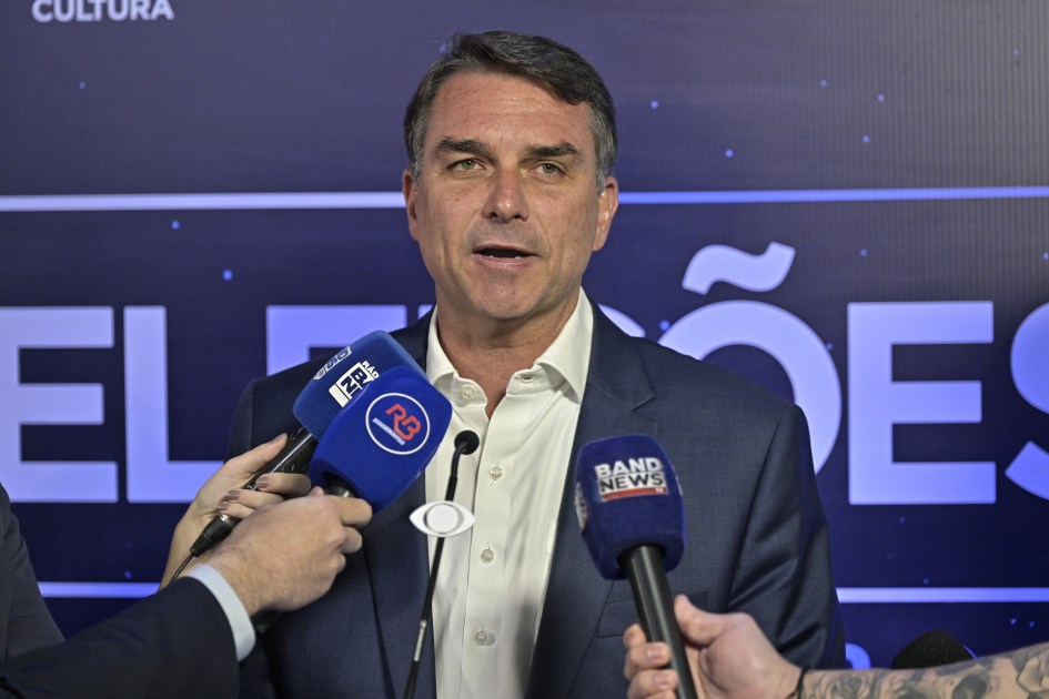 Flávio Bolsonaro em coletiva antes do debate da Band