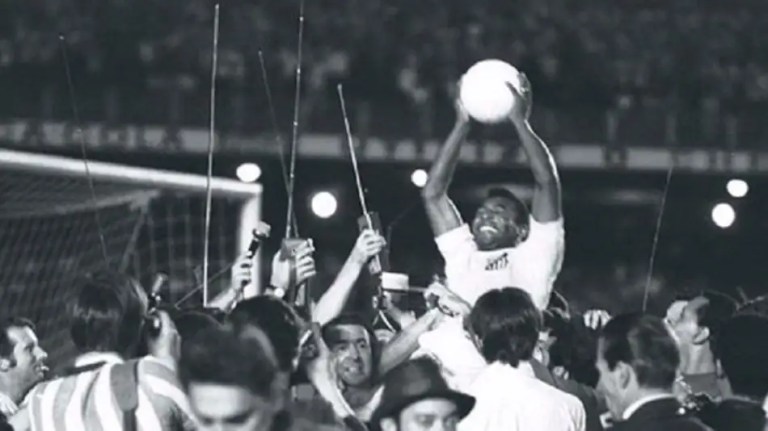 Pelé após o milésimo gol em 1969