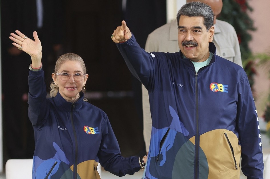 CARACAS, VENEZUELA – 21 DE NOVEMBRO: O presidente da Venezuela, Nicolás Maduro, chega acompanhado de sua esposa, Cilia Flores, para as celebrações do Dia do Estudante no Palácio de Miraflores, em Caracas, Venezuela, em 21 de novembro de 2025. Pedro Mattey / Anadolu (Foto de Pedro Mattey / Anadolu via AFP)