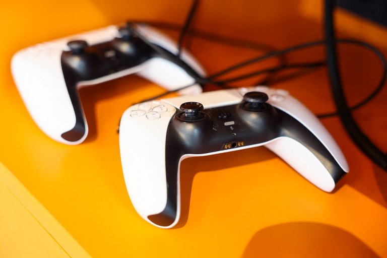 Controles DualSense do PlayStation são vistos no novo escritório do Google em Cracóvia, Polônia, em 22 de junho de 2026. (Foto de Jakub Porzycki/NurPhoto) (Foto de Jakub Porzycki / NurPhoto via AFP)