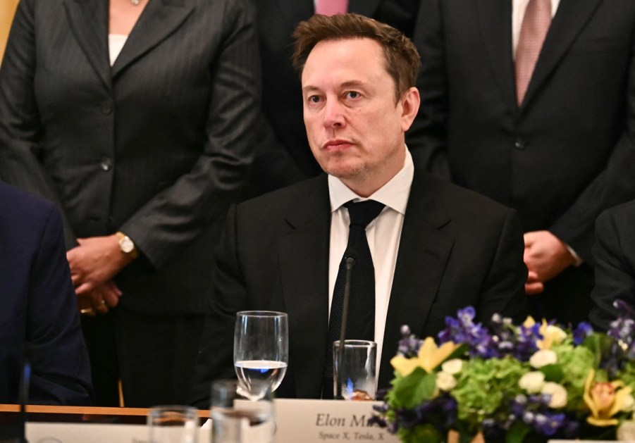 O CEO da SpaceX, Elon Musk, participa de uma reunião com o presidente dos EUA, Donald Trump, e executivos do setor de tecnologia sobre inteligência artificial, no Salão Leste (East Room) da Casa Branca, em Washington, D.C., no dia 29 de setembro de 2026. O encontro ocorre logo após a gigante da tecnologia OpenAI cancelar o lançamento de seu modelo mais recente devido a preocupações com a segurança, e na sequência de uma série de revelações de que a tecnologia havia saído do controle. (Foto de Kent NISHIMURA / AFP)