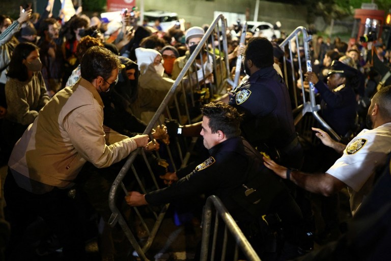 Manifestantes e agentes de segurança entram em confronto perto do local onde um homem foi baleado por um agente do Serviço de Imigração e Alfândega (ICE) durante uma operação no bairro do Bronx, em Nova York, em 8 de outubro de 2026, segundo a imprensa local e a polícia. (Foto de CHARLY TRIBALLEAU / AFP)