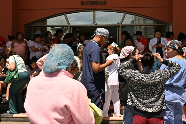 Pessoas aguardam do lado de fora da maternidade do Hospital Santo Tomás, na Cidade do Panamá, em 9 de outubro de 2026, após um forte terremoto de magnitude 8 atingir o país. Um terremoto de magnitude 7,6 abalou o Panamá, segundo o Serviço Geológico dos EUA (USGS), provocando pânico na capital, embora não tenham sido relatadas vítimas ou danos até o momento. (Foto de MARTIN BERNETTI / AFP)