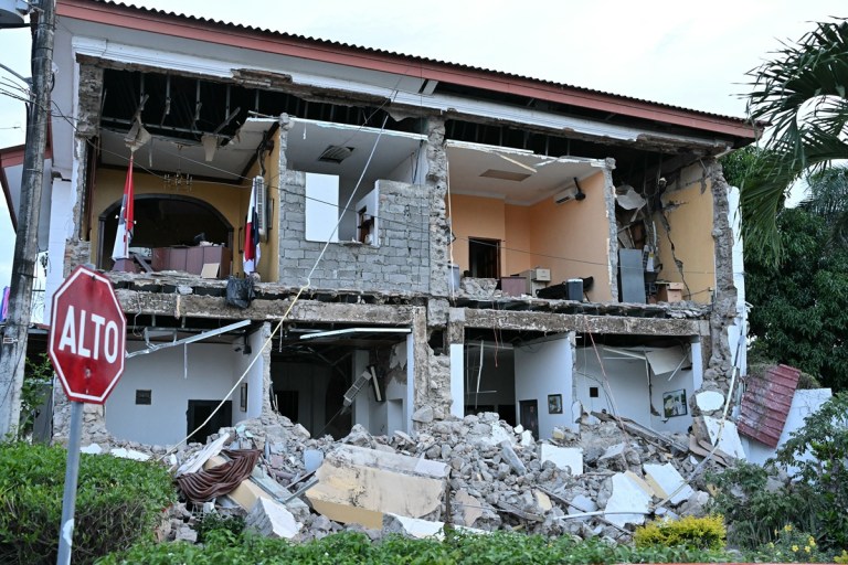 Esta imagem mostra o prédio do Gabinete do Governador de Penonomé, que desabou após um terremoto de magnitude 7,6 atingir o país, em Penonomé, Panamá, em 9 de outubro de 2026. Segundo o Serviço Geológico dos Estados Unidos (USGS), um terremoto de magnitude 7,6 abalou o Panamá, provocando pânico na capital, embora não tenham sido relatadas vítimas ou danos até o momento. (Foto de MARTIN BERNETTI / AFP)