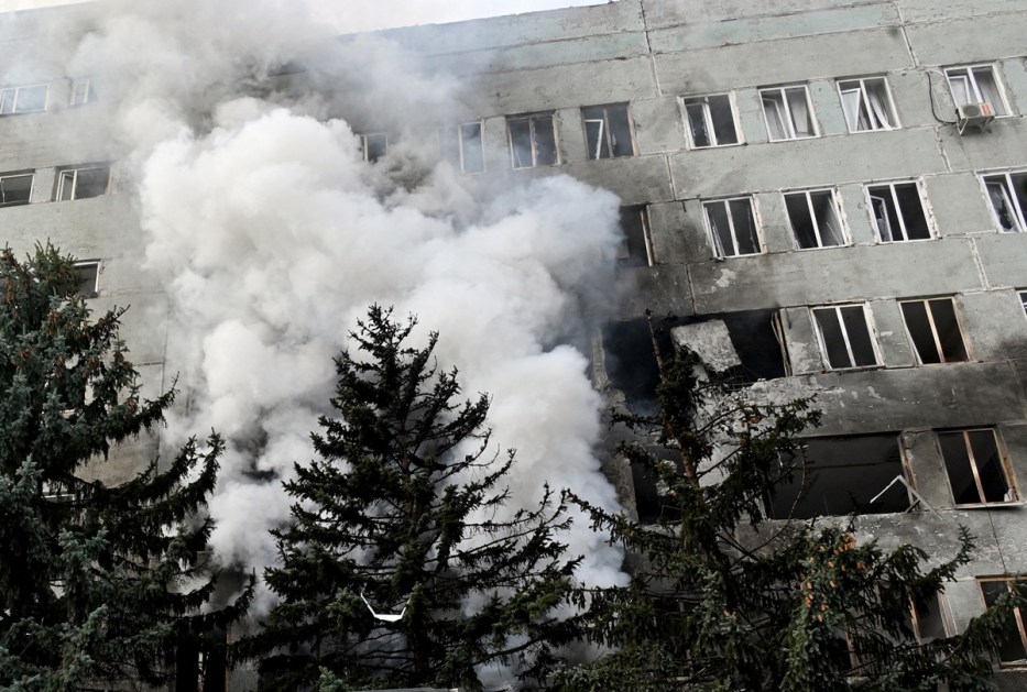 Fumaça sobe durante um incêndio em um prédio de uma clínica após um ataque aéreo russo a Kharkiv em 10 de outubro de 2026 — que deixou quatro pessoas feridas —, em meio à invasão russa da Ucrânia. (Foto de SERGEY BOBOK / AFP)