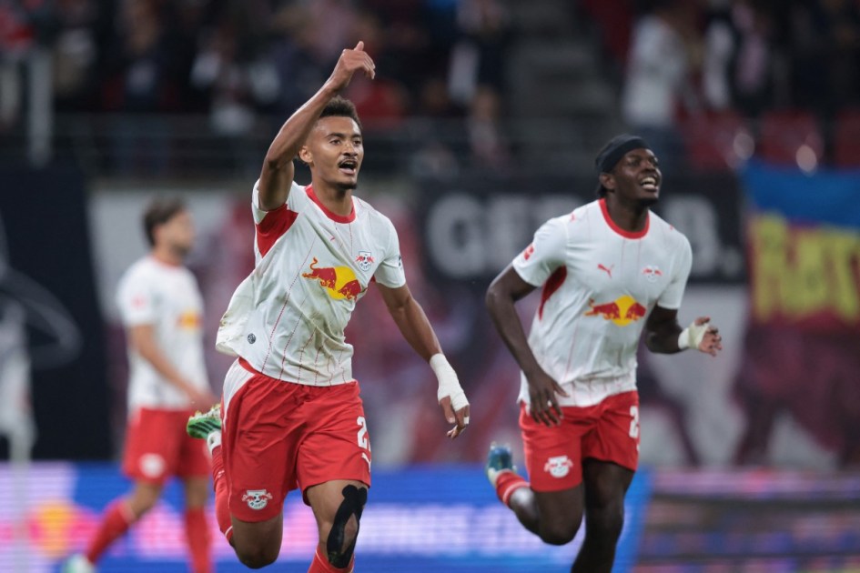 O atacante francês do Leipzig, Tidiam Gomis (#27) (à esq.), comemora o gol do 6 a 0 com seu companheiro de equipe, o defensor francês do Leipzig, Castello Lukeba (#23), durante a partida de futebol da Bundesliga, a primeira divisão alemã, entre RB Leipzig e Eintracht Frankfurt em Leipzig, no leste da Alemanha, em 10 de outubro de 2026.