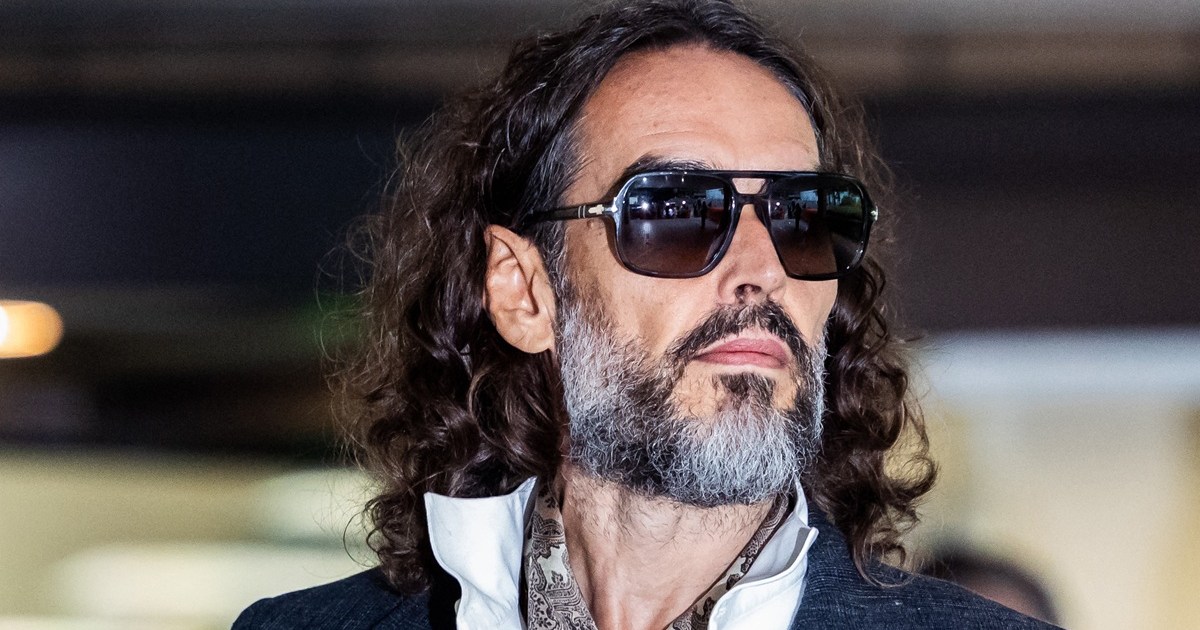 Russell Brand comparece ao início de seu julgamento por estupro no Reino Unido