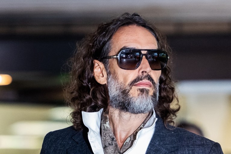 O comediante e ator britânico Russell Brand deixa o local após a conclusão da seleção do júri, no início de seu julgamento no Tribunal da Coroa de Southwark, no sul de Londres, em 12 de outubro de 2026, após declarar-se inocente de três acusações de estupro, uma de atentado ao pudor e três de agressão sexual. (Foto de Brook Mitchell / AFP)