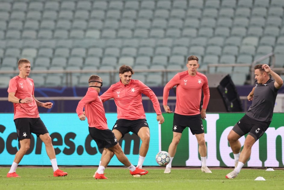 O meio-campista polonês do Slavia Praga, Wiktor Nowak (#30), o meio-campista tcheco do Slavia Praga, Michal Sadilek (#23), o atacante tcheco do Slavia Praga, Mojmir Chytil (#13), e o meio-campista tcheco do Slavia Praga, Lukas Provod, participam de um treino no Estádio Olímpico de Baku, em Baku, em 12 de outubro de 2026, na véspera da partida da Liga dos Campeões da UEFA entre Sabah e Slavia Praga.