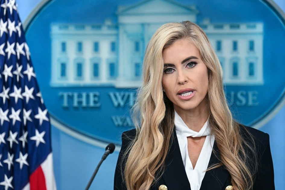 A recém-nomeada secretária de imprensa da Casa Branca, Katie Zacharia, fala durante sua primeira coletiva de imprensa na Sala de Imprensa James Brady, na Casa Branca, em Washington, D.C., no dia 13 de outubro de 2026. (Foto de Jim WATSON / AFP)