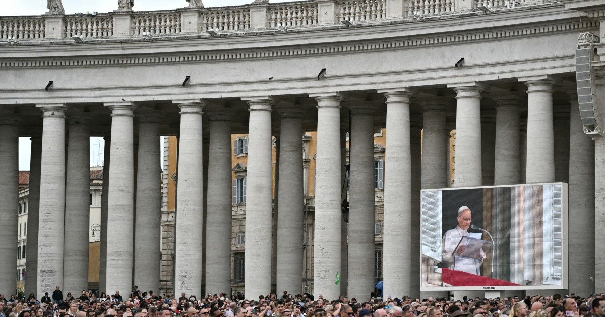 Papa saúda multidão no Vaticano pela primeira vez desde cirurgia de câncer