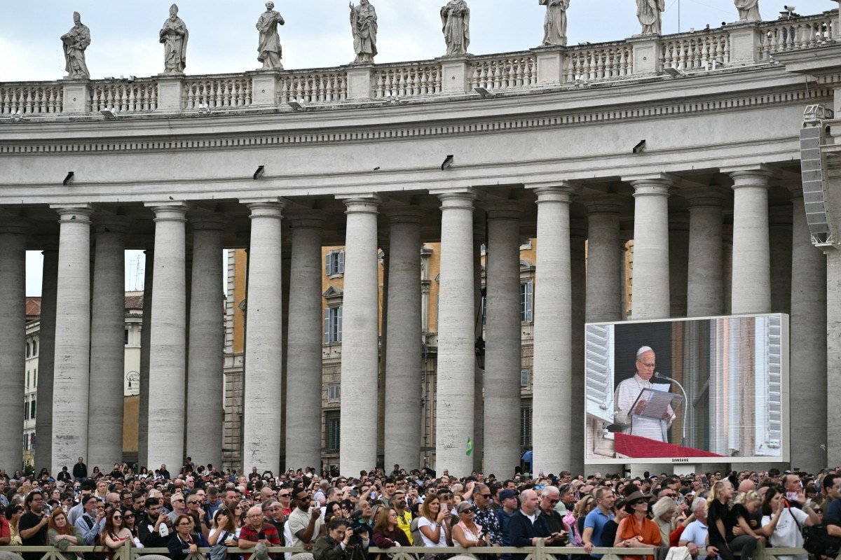 Papa saúda multidão no Vaticano pela primeira vez desde cirurgia de câncer