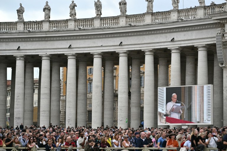 Pessoas ouvem o Papa Leão XIV na Praça de São Pedro durante a oração do Angelus, um dia após seu retorno ao Vaticano depois de uma cirurgia para retirar um tumor canceroso no pulmão direito, em 18 de outubro de 2026