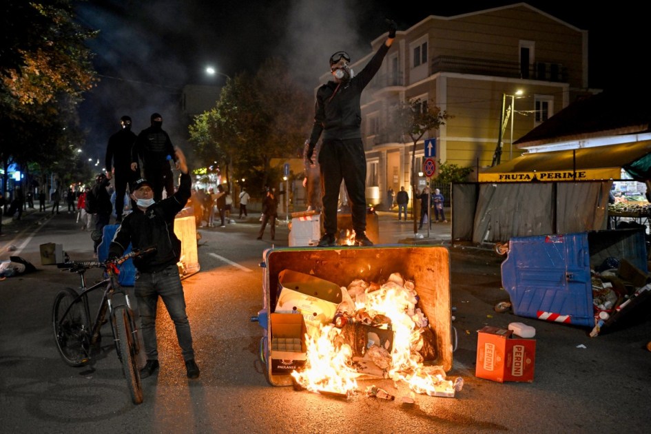 Manifestantes em protestos na Albânia