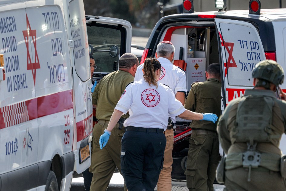 Uma pessoa ferida é transportada para uma ambulância no local de uma troca de tiros ocorrida anteriormente entre palestinos armados e forças israelenses, após o incidente no posto de controle norte de Hebron, na Cisjordânia ocupada por Israel, em 23 de outubro de 2026.