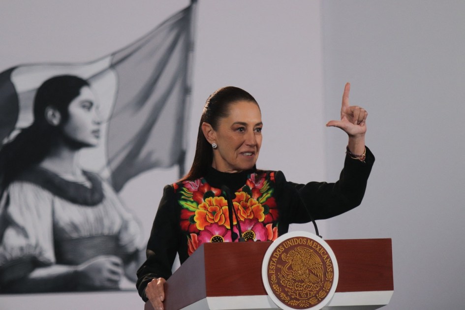 A presidente do México, Claudia Sheinbaum Pardo, fala sobre a vitória eleitoral de Luiz Inácio Lula da Silva no Brasil durante uma coletiva de imprensa no Palácio Nacional, em 26 de outubro de 2026, na Cidade do México, México. (Foto de Carlos Santiago / Middle East Images via AFP)