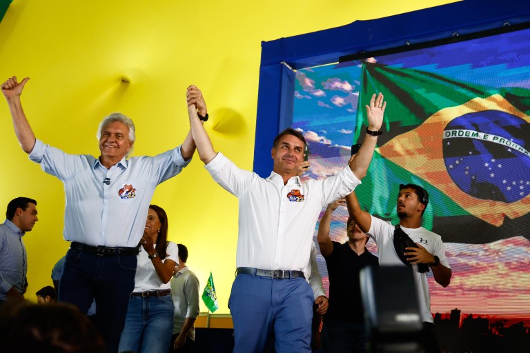Flávio Bolsonaro recebe o apoio de Ronaldo Caiado em evento em Goiânia