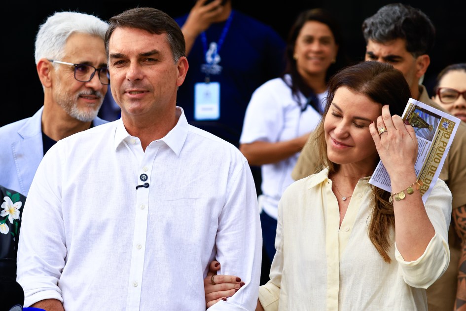 Flávio Bolsonaro participa de missa pelo Dia de Nossa Senhora Aparecida em Brasília
