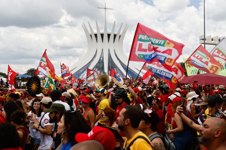 Apoiadores de Lula se manifestam na Esplanada dos Ministérios
