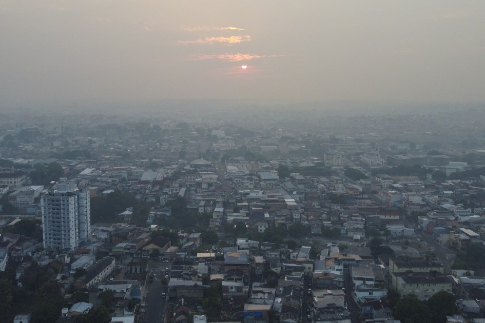 Queimadas no Amazonas quase quadruplicam e fumaça encobre Manaus; governo envia reforço